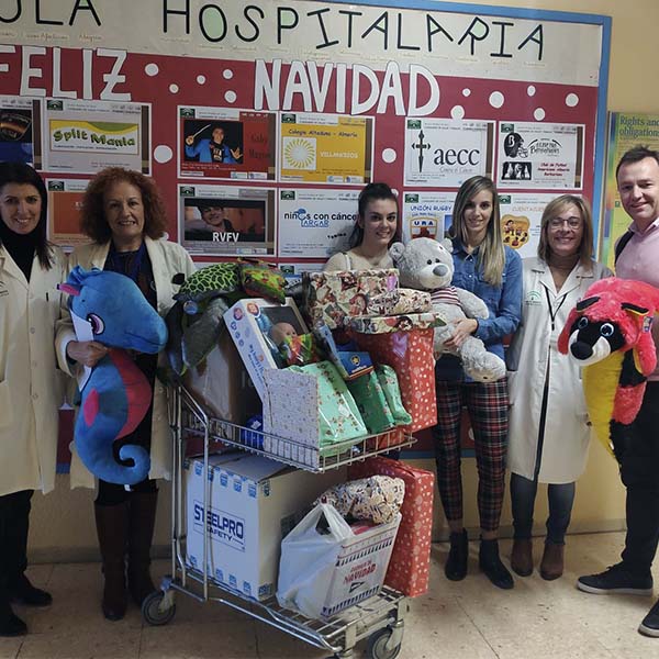 Grupo Agroponiente culmina con éxito la campaña de recogida de juguetes y los entrega en el Hospital Torrecárdenas